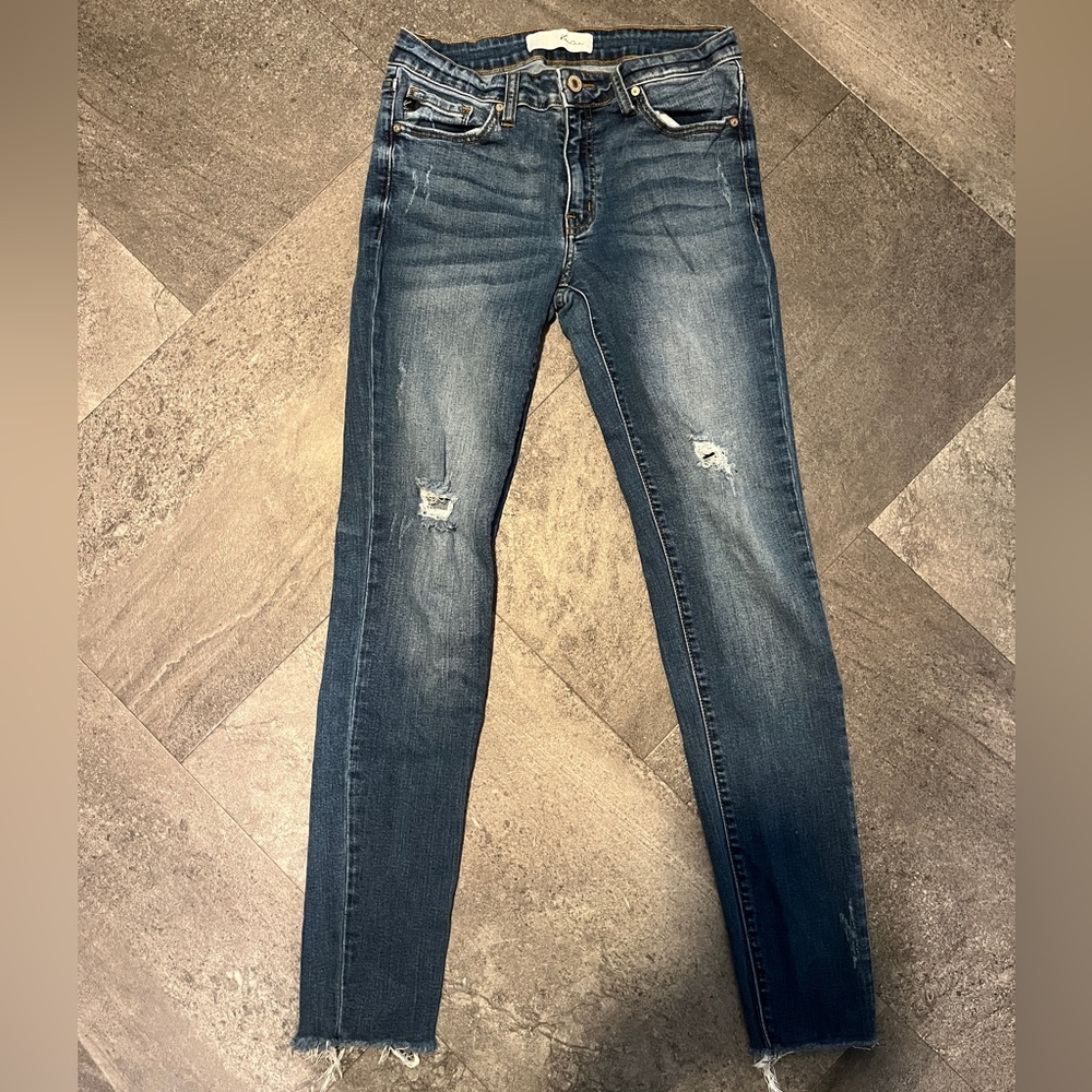 KanCan. 9/W28” Skinny Jeans +slight distressing